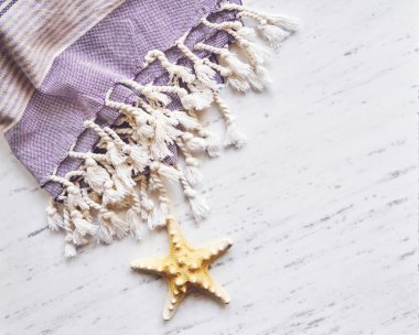 Beach temel üzerinde beyaz mermer. 