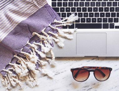 Yaz aksesuarları üzerinde beyaz mermer. 