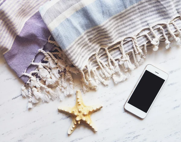 Yaz aksesuarları üzerinde beyaz mermer. 