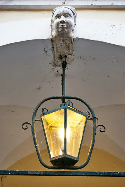 Старый традиционный фонарь с мраморным бюстом — стоковое фото
