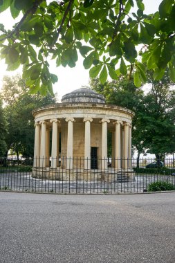 Efendim Thomas Maitland, Corfu anıt