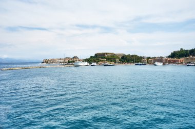 Corfu iyon se Korfu Adası'nın kıyısındaki eski şehir