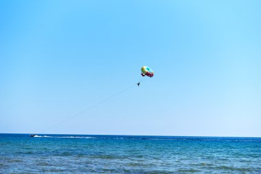 Parasailing Issos Beach: Korfu, Yunanistan.