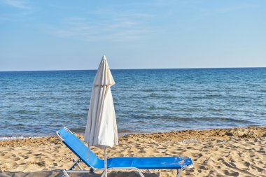 şemsiye ve güneşli bir günde güzel bir plaj sandalye