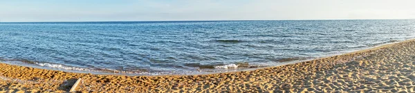 Tiro panorâmico de praia com céu azul . — Fotografia de Stock