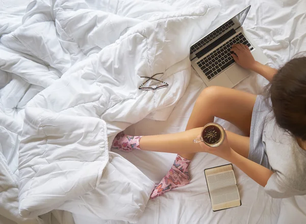 本を読んで、コーヒーを飲みながら、ベッドの上の少女 — ストック写真