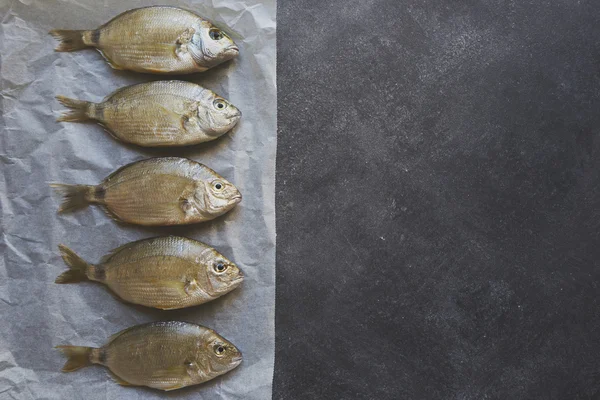 Peixes frescos que se preparam para ser cozidos — Fotografia de Stock