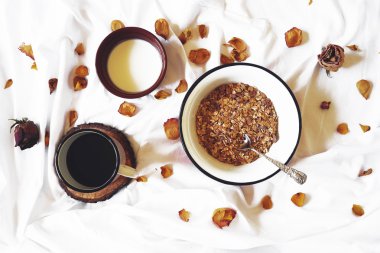 Yatak manzaralı kahvaltı.