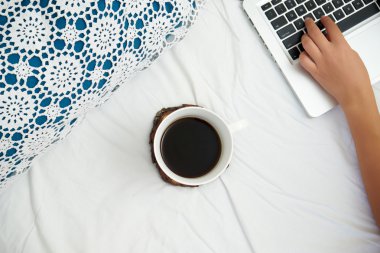 Onun yatağında evde kahve içme ve onu kontrol genç kadın 