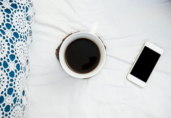 침대, 노트북, 흰색 침대에 커피 한잔에서 작업 — 스톡 사진