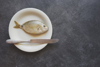 Beyaz bir plaka üzerinde balık