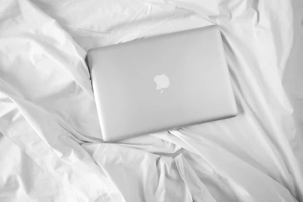 Macbook のベッドに — ストック写真