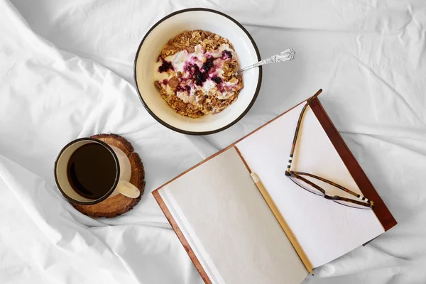 Breakfast in bed top view — Stock Photo, Image