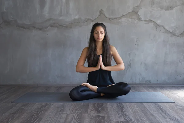 Mujer practicando yoga en varias poses — Foto de Stock