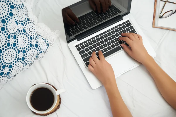 Onun yatağında evde kahve içme ve onu kontrol genç kadın 