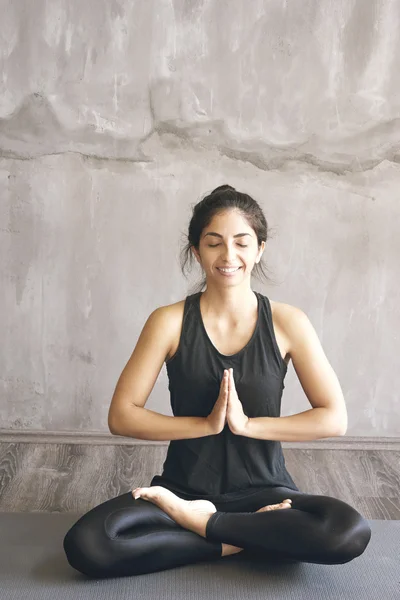 Mujer practicando yoga en varias poses — Foto de Stock