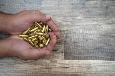 Adamın elleri içine madde işaretleri