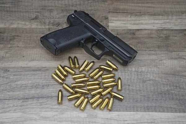 Gun pistool met opsommingstekens — Stockfoto