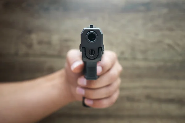 Mão segurando pistola — Fotografia de Stock