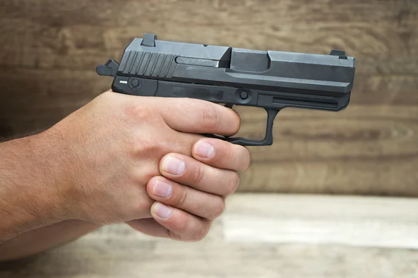 Pistola de mano de hombre sosteniendo pistola — Foto de Stock