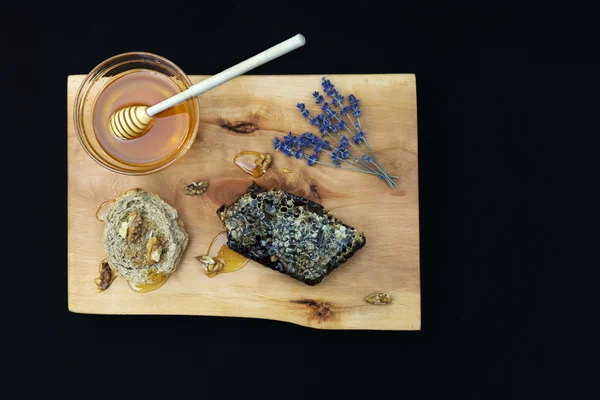 Джар з органічним медом, медоносним горіхом, горіхом і лавандою на дереві — стокове фото