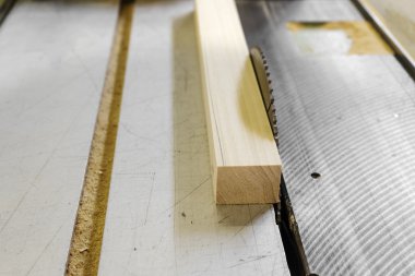 Daire testere tahta parçası ile marangoz disk için yakın çekim