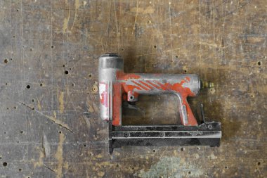 Eski kullanılan kırmızı hava nailer ya da tırnak silah marangoz araçları