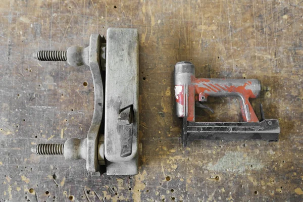 Vieja cepilladora de madera usada y clavadora de aire rojo o carpintero de pistola de clavos — Foto de Stock