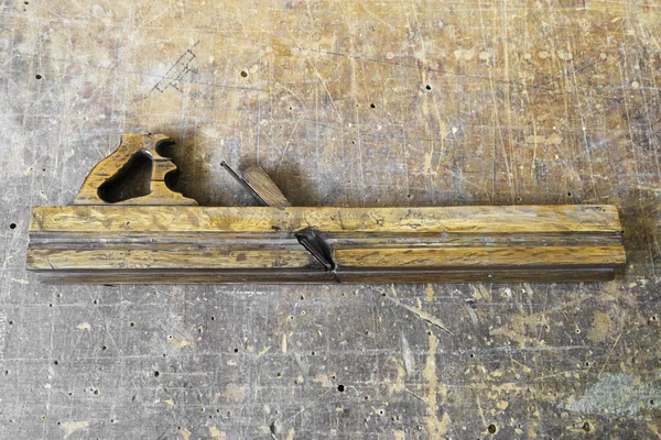 Vieja cepilladora de herramientas de carpintería sobre fondo de madera vintage — Foto de Stock