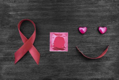 AIDS şerit, prezervatif ve mutlu yüz