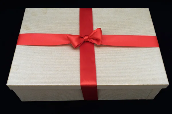 Dárková krabička s červenou stuhou — Stock fotografie