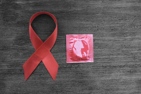 Aids ribbon och kondom — Stockfoto