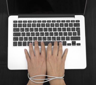 Bilgisayar, internet köle bağımlısı adam elinde 