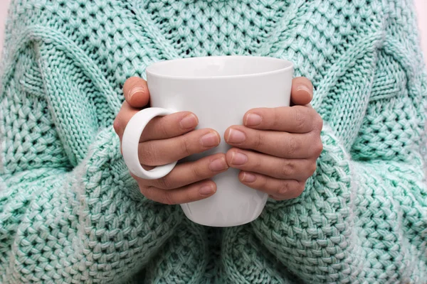 Primer plano de las manos de mujer sosteniendo la taza de café —  Fotos de Stock