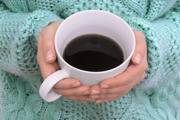 Primer plano de las manos de mujer sosteniendo la taza de café —  Fotos de Stock