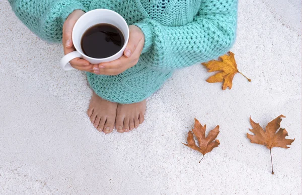 Manos de mujer sosteniendo taza de café —  Fotos de Stock