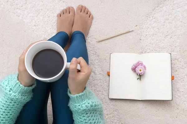 Woman hands holding cup of coffee — Stock Photo, Image