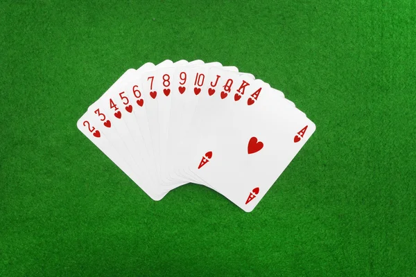 Yeşil arkaplanda izole edilmiş oyun kartları — Stok fotoğraf