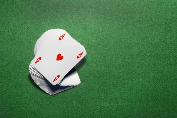 Yeşil arkaplanda izole edilmiş oyun kartları — Stok fotoğraf