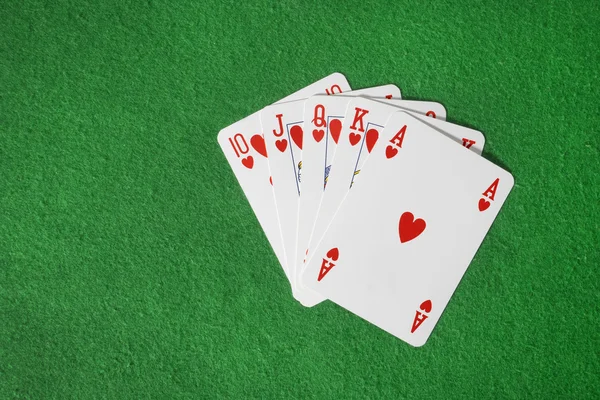 Hrací karty izolované na zeleném pozadí — Stock fotografie