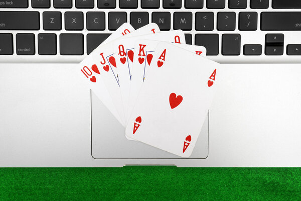 Ноутбук и покер карты
