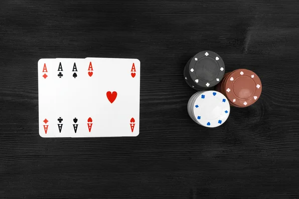 Jugar a las cartas aisladas sobre fondo negro —  Fotos de Stock