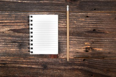 tahta arka planda dizüstü bilgisayar ve kalem