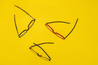 Sarı bir arka plan üzerinde yalıtılmış bağbozumu gözlük