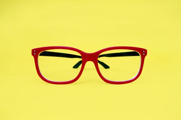 Gafas vintage aisladas sobre un fondo amarillo — Foto de Stock