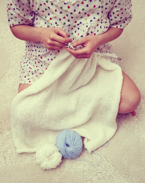 Woman knitting with white wool. — Stock Photo, Image