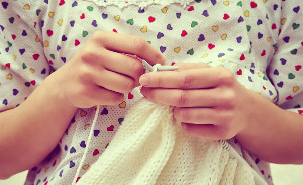 Woman knitting with white wool. — Stock Photo, Image