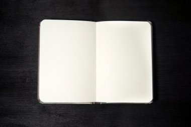 Açık defter siyah arka plan üzerine izole