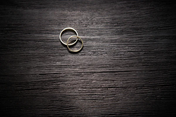 Çift siyah zemin üzerine altın alyans