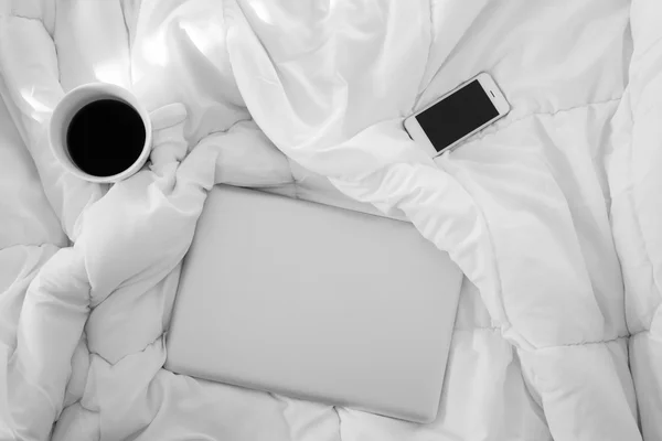 침대, 노트북, 스마트폰, w 커피의 흰색 컵에서 작업 — 스톡 사진